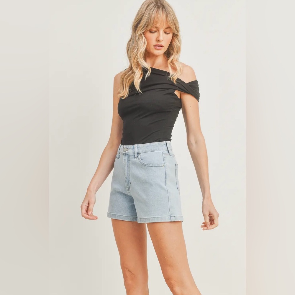 High Rise Mom Short - Light Denim